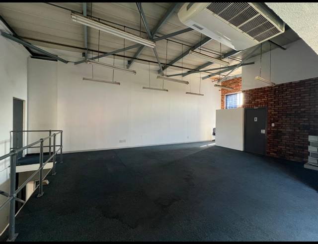 301M² WAREHOUSE TO LET IN STRIJDOMPARK